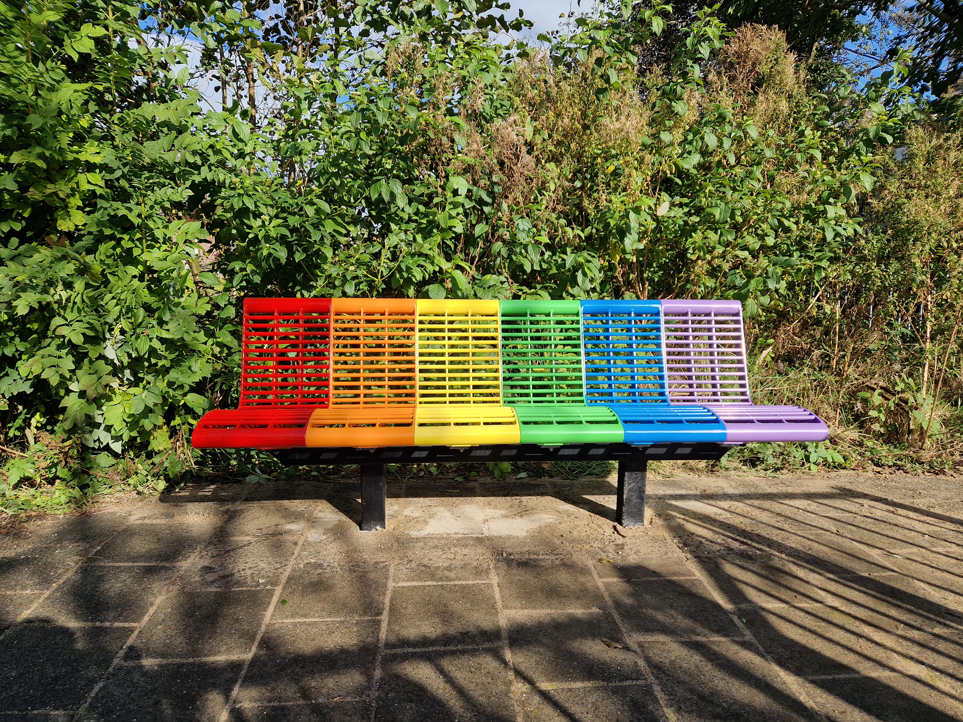 Onthulling regenboogbankje